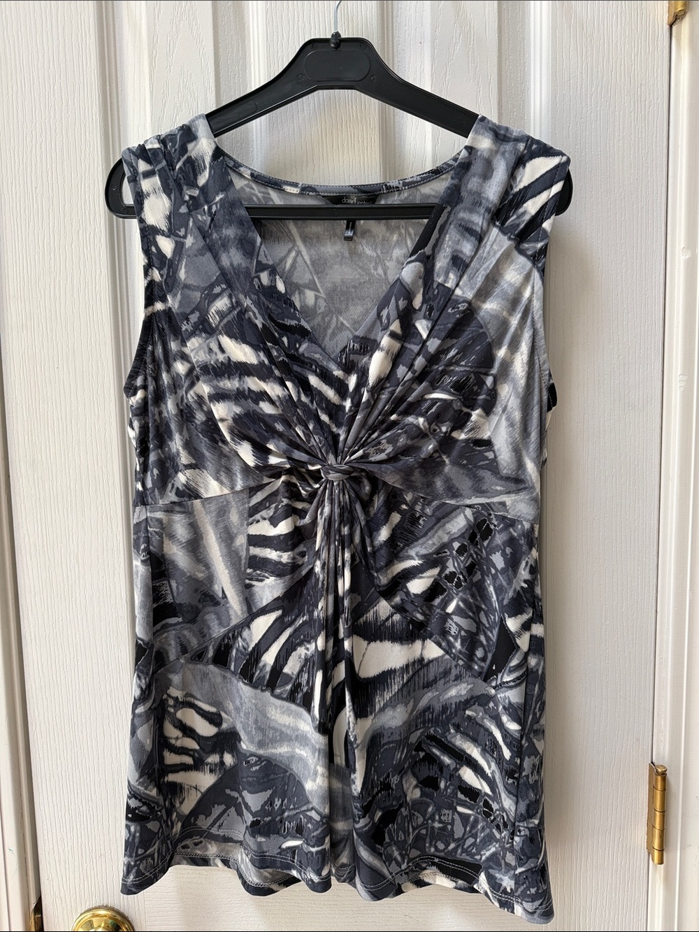 Daisy Fuentes Black & White Twist-Front Sleeveless Top